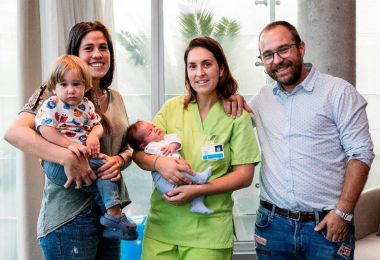 Cai, el primer nio nacido en el agua en el hospital CIMA